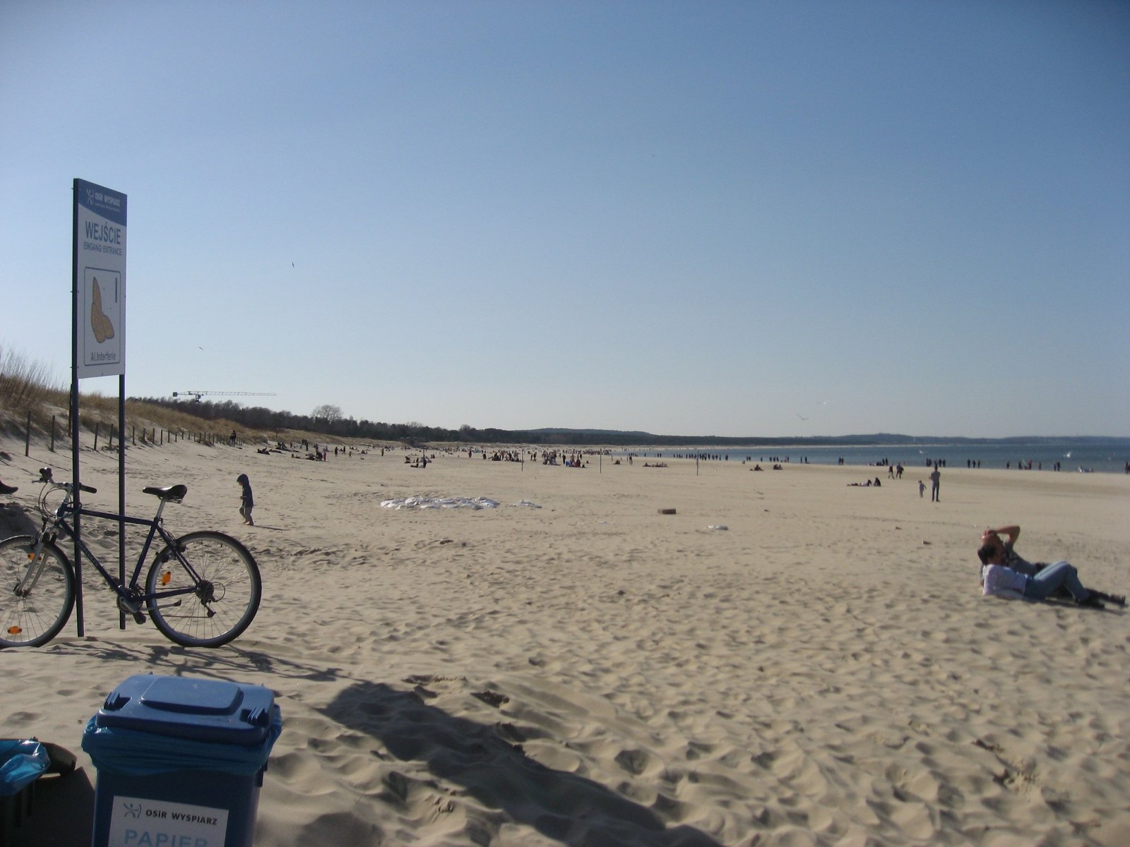 Wejście na plażę w Świnoujściu blisko promenady